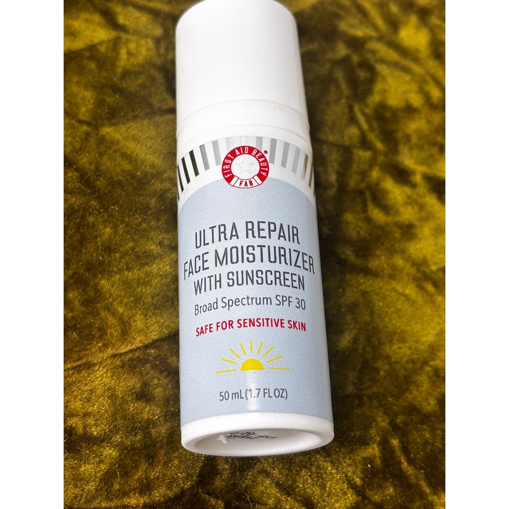 Versed Skin Tint SPF 40 First Aid Beauty Ultra Repair Face Moisturizer SPF 30 - Picture 4 of 6